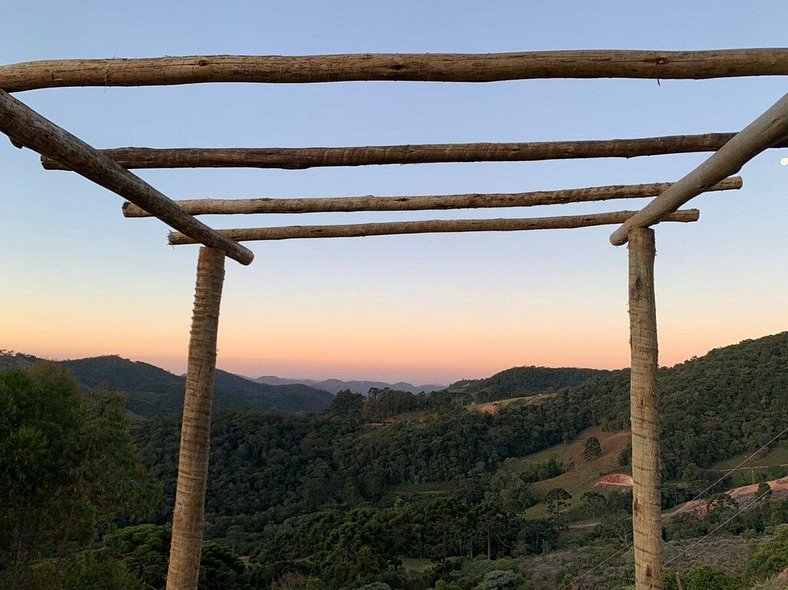 Linda Casa com Vista Panorâmica (Casa Pedra)