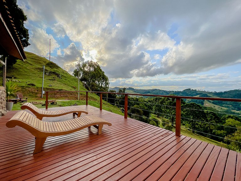 Linda Casa com Vista Panorâmica (Casa Pedra)