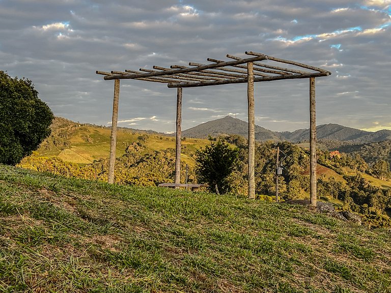 Linda Casa com Vista Panorâmica (Casa Pedra)